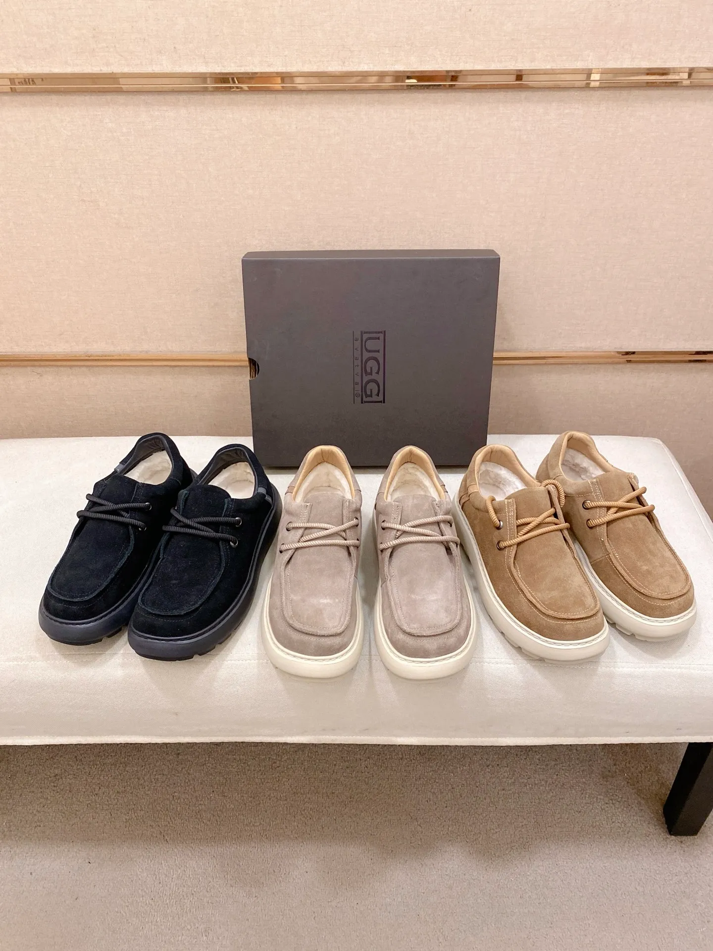 Factory price: 600💰New UGG fur-integrated men's simple and fashionable snow shoes. The most worth buying at the end of this year are warm casual shoes. Whether you are out and about at home, their comfortable and warm performance will be your most suitable fashion companion! The material is cowhide upper and imported wool is used inside. Two layers of cowhide for warmth and comfort! The eva+ rubber patch outsole is cushioned, non-slip and wear-resistant, and has good elasticity. It is light and wear-resistant, comfortable and soft, and the new simple cut is more fashionable. It has both practicality and fashion sense, so you no longer have to worry about how to match it in winter, while still maintaining your fashionable taste. High-quality genuine wool produced in Dongguan. The material depends on the details! Size: 39-40-41-42-43-44-45 sneaker size